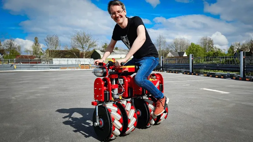 Изобретатель Джеймс Брутон создал самобалансирующийся винтовой велосипед, который двигается в...