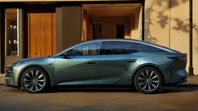 Toyota представила новый флагманский электроседан bZ7