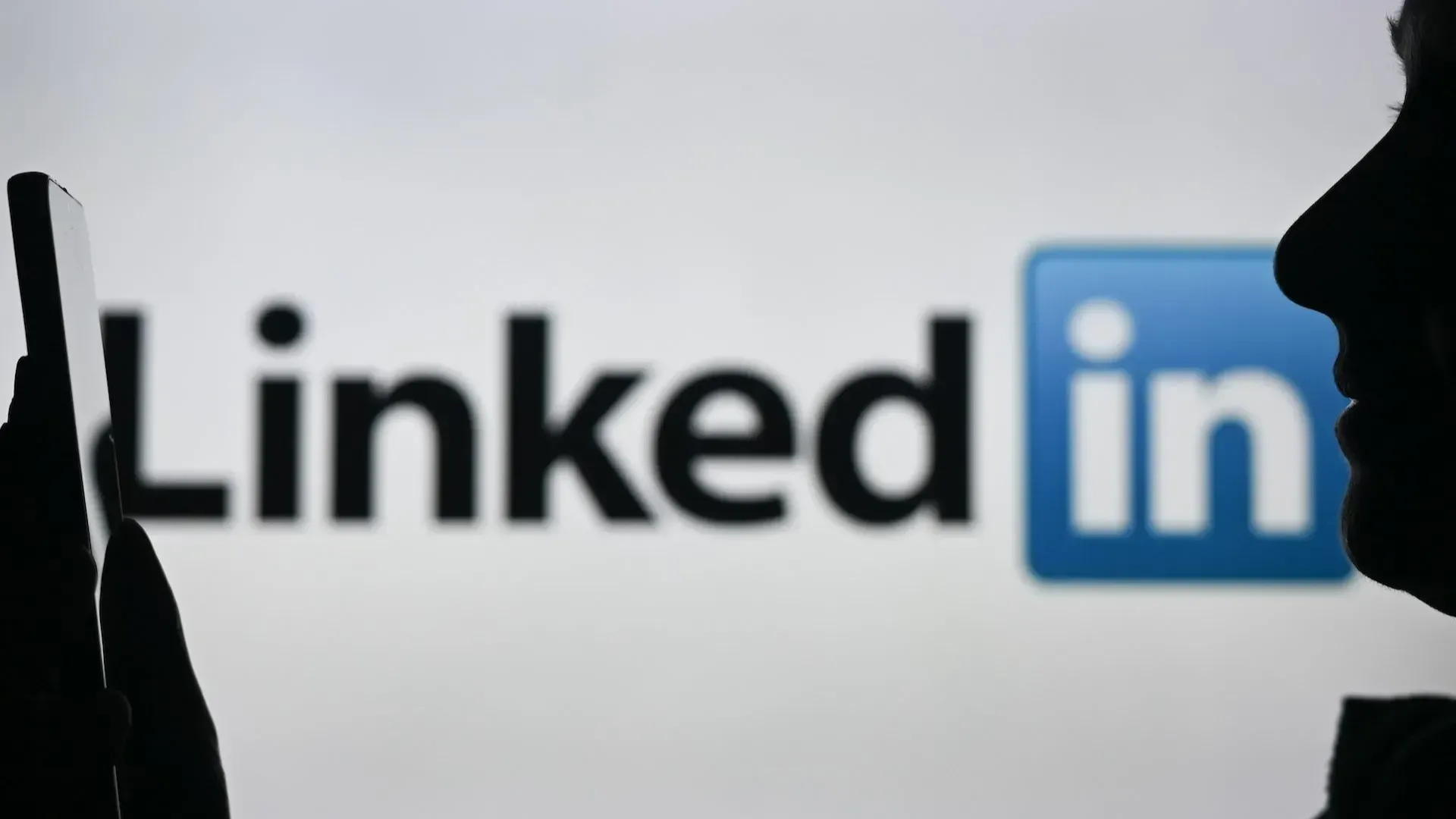 Глава LinkedIn признал слабый спрос на помощника с ИИ для текстов