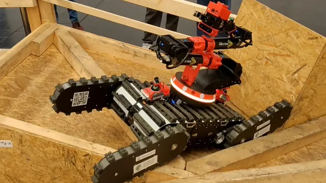 Гусеничный робот Athena умеет менять форму и преодолевать лестницы
