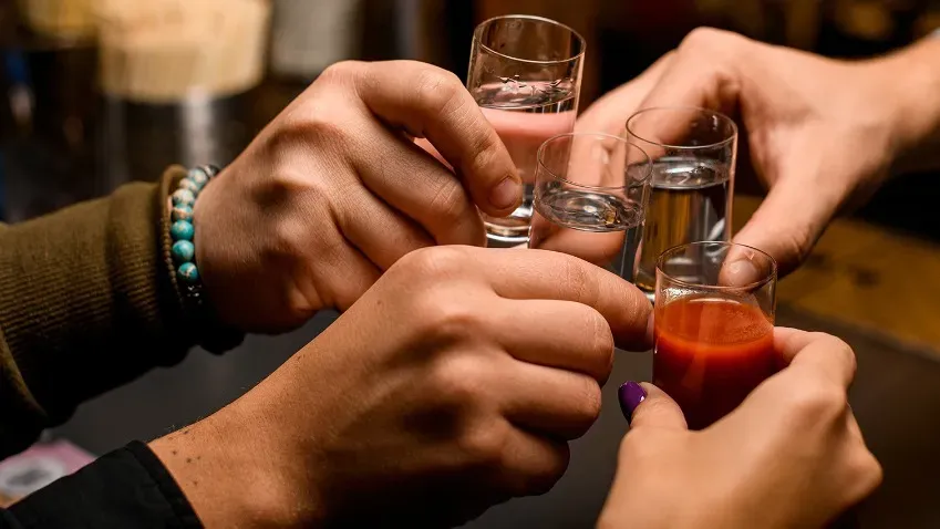 Алкоголь вызывает у человека икоту из-за чрезмерного воздействия на работу диафрагмы