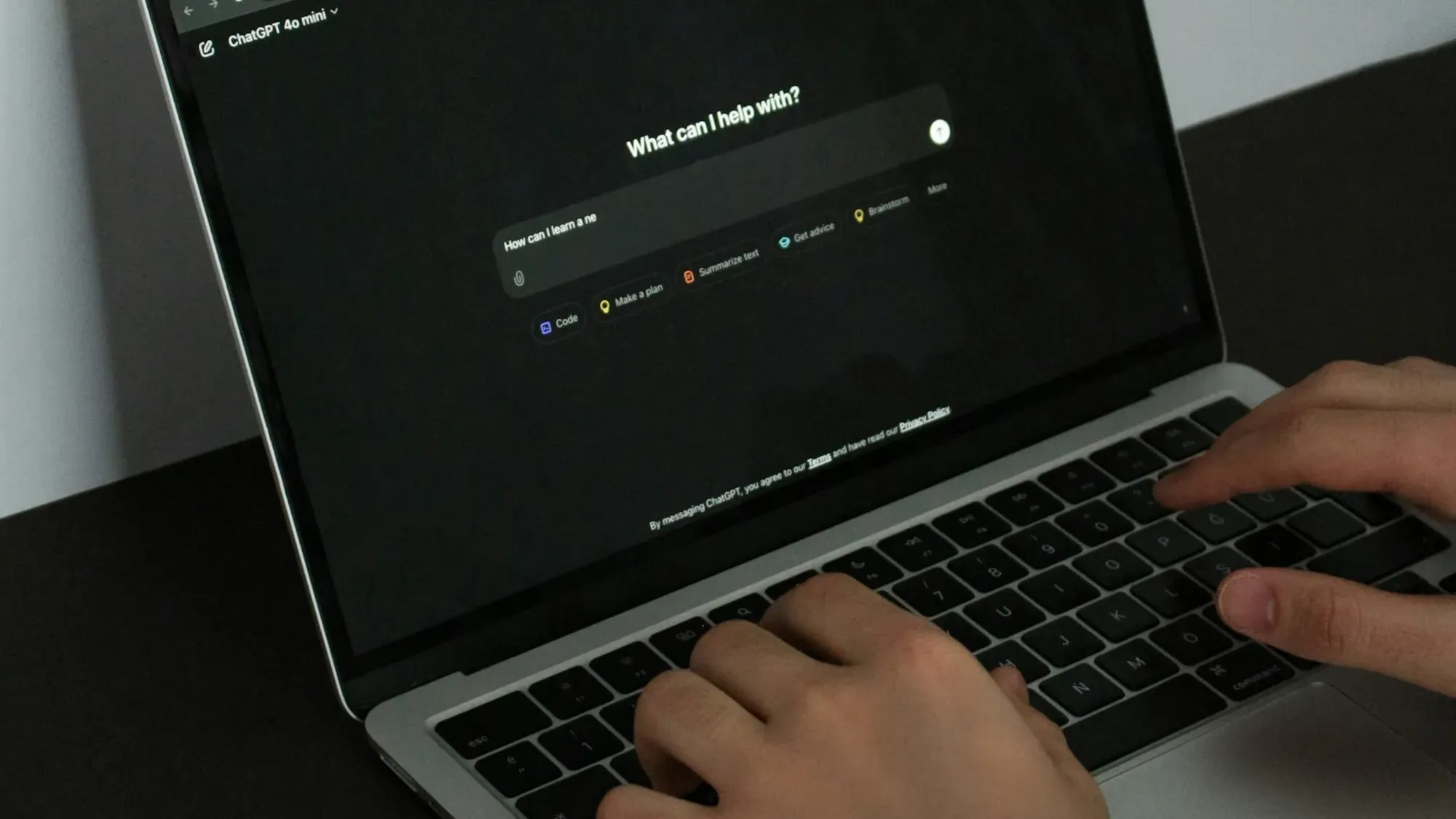 Подкастер в США использовал ChatGPT для преследования и угроз женщинам