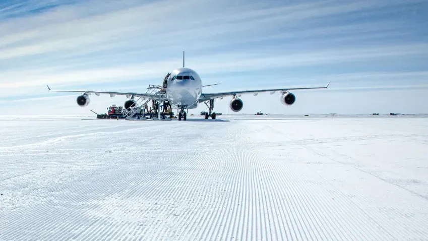 Стюардессы Boeing 787 из Норвегии снялись в Антарктиде в тонких колготках