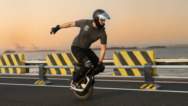InMotion представила флагманский электросамокат V12S