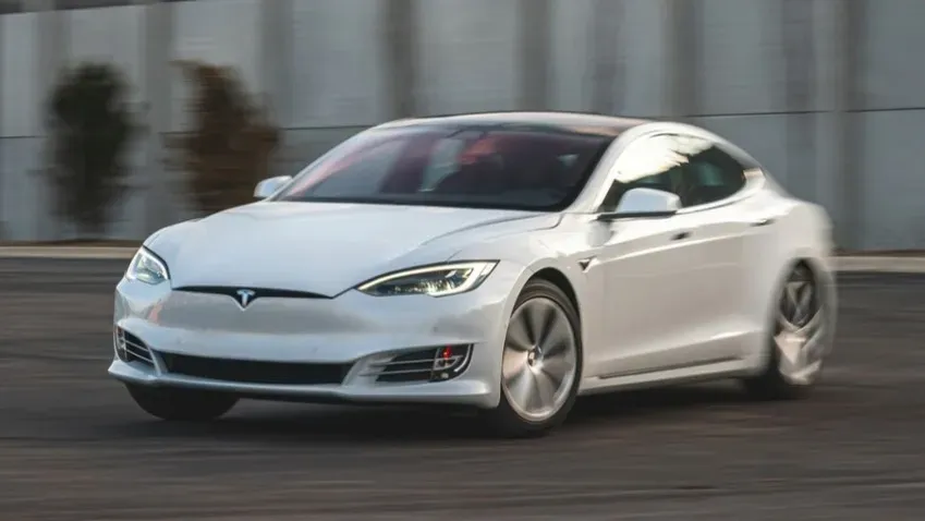 Tesla отменяет все заказы на модели S и X с правым рулем