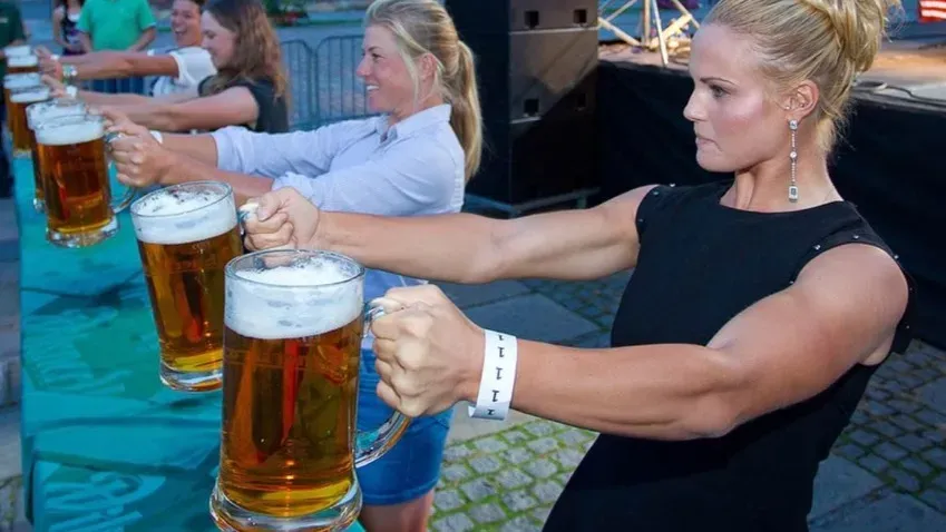 Исследования показали, что пара бокалов пива после тренировки не помешает нарастить мышцы