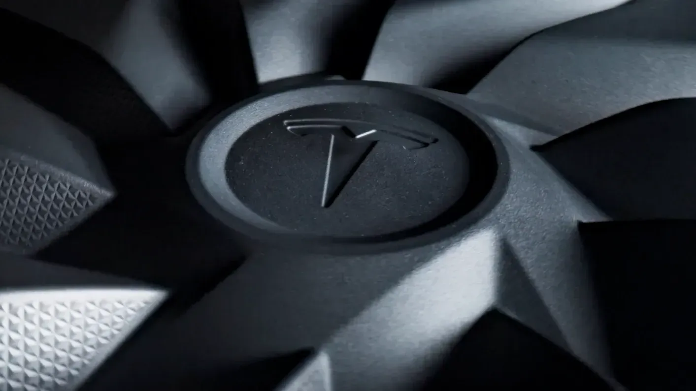 Новый продукт Tesla интригует фанатов колесом или вентилятором