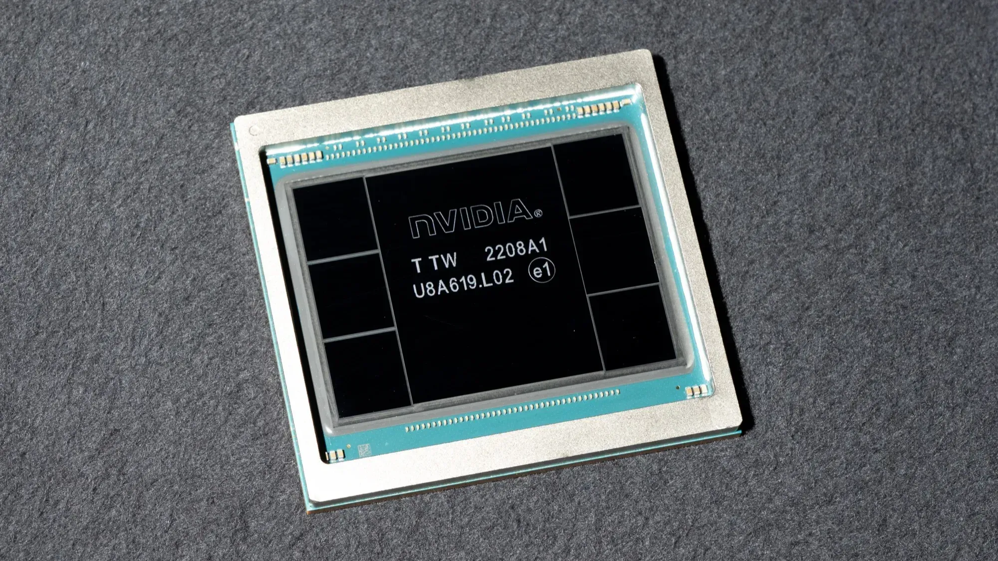 Nvidia сохраняет лидерство на рынке ИИ-чипов, несмотря на жесткую конкуренцию