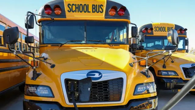 Новые электрические автобусы доставляют учеников без шума и выбросов