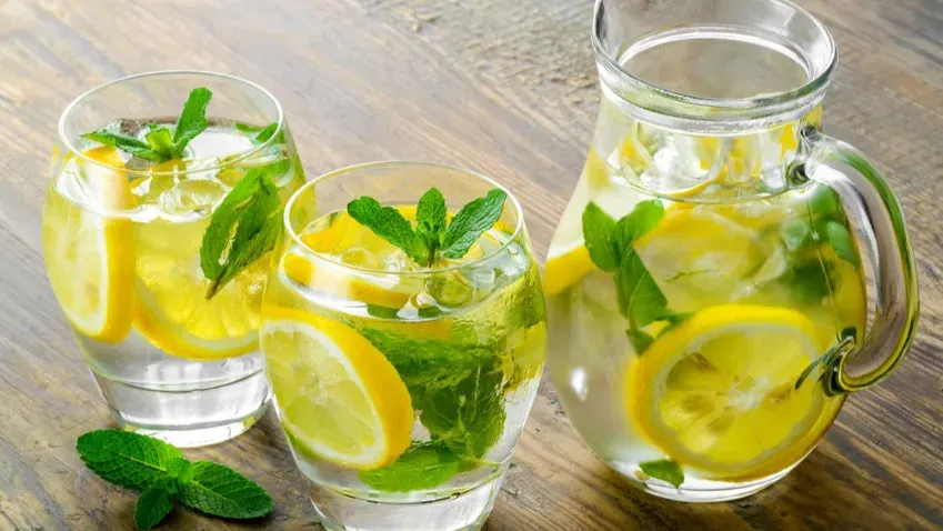 Диетолог Мухина считает воду с лимоном действенным напитком для разжижения крови