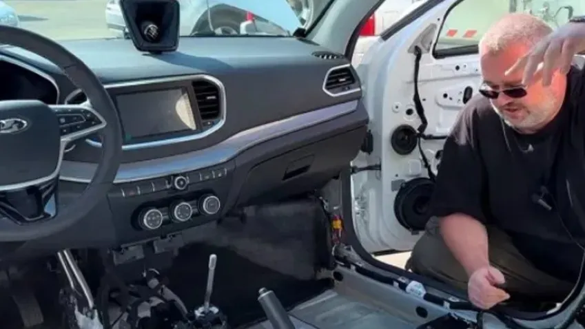 Блогеры разобрали новую Lada Vesta и проверили, насколько она безопасна