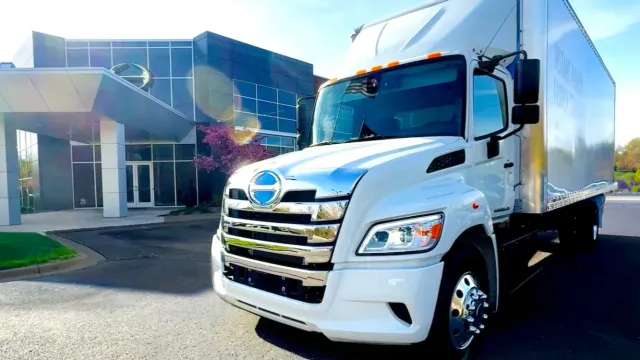 Toyota показала электрические грузовики Hino Le для коммерческого рынка