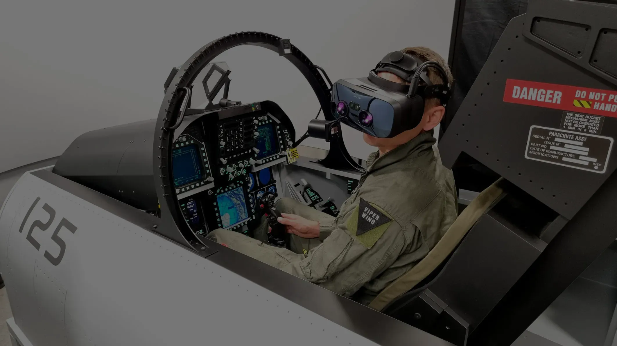 Симулятор полета F/A-18C обеспечивает полное погружение, сочетая VR и движущуюся платформу