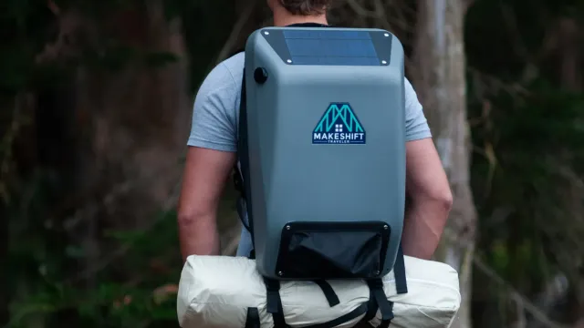 Рюкзак с солнечной панелью помогает бездомным оставаться на связи