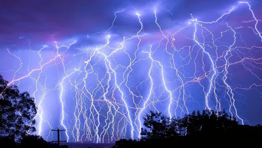 SibNet: Астрофотограф Икизлер создал впечатляющий кадр со 100 молниями в ночь на 16 июня