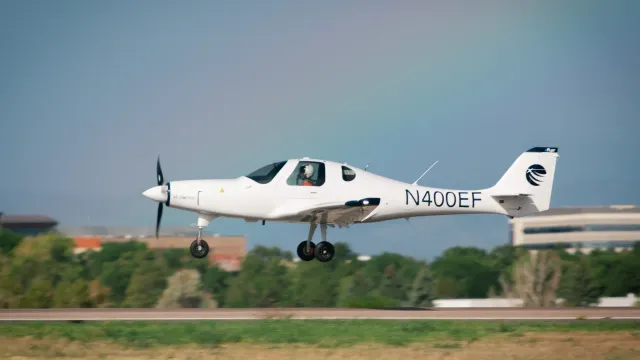В США успешно протестировали тренировочный электрический самолет eFlyer 2