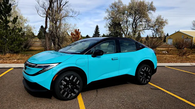 Nissan Leaf 2026 стал компактным кроссовером с премиальным интерьером