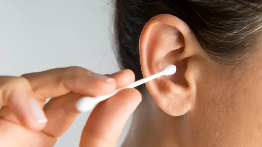 Ученые из Бристоля назвали безопасный способ чистки ушной серы
