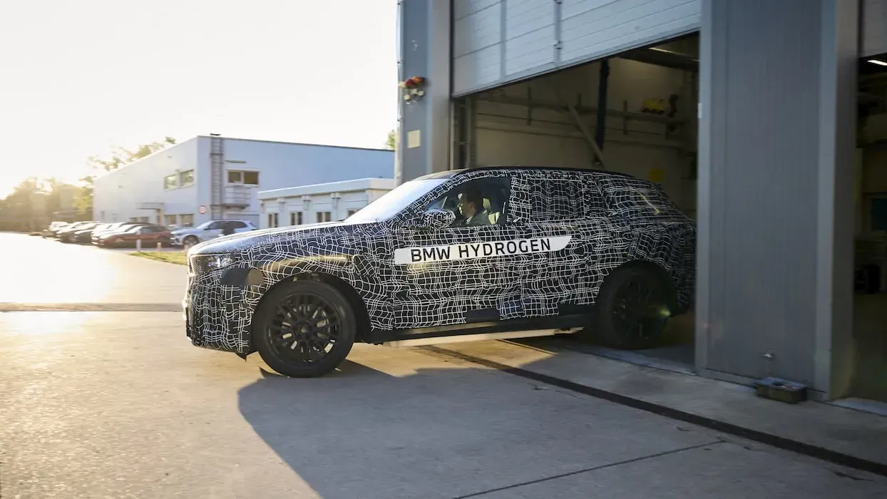 BMW и Toyota создают iX5 Hydrogen с водородным двигателем