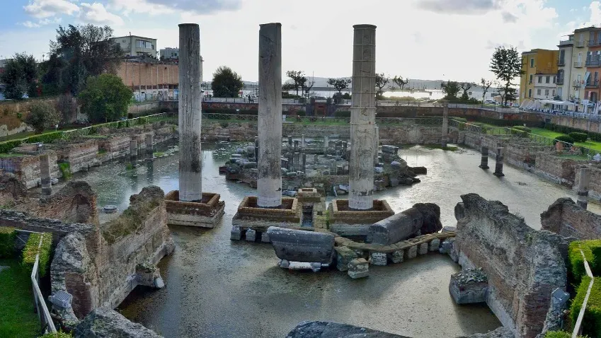 2000-летний храм с алтарями найден в затонувших руинах Набатейского царства в Италии