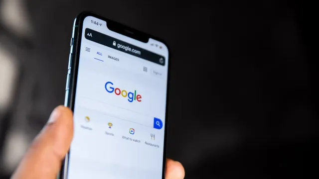 Внедрение ИИ в поиск Google обрушило трафик новостных изданий