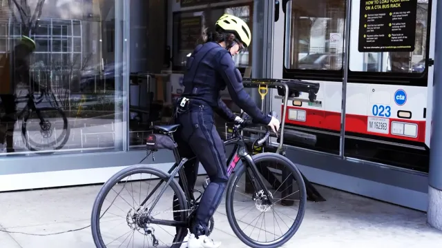 ИИ-костюм с электростимуляцией мышц управляет движениями человека ИИ-костюм с электростимуляцией мышц управляет движениями человека