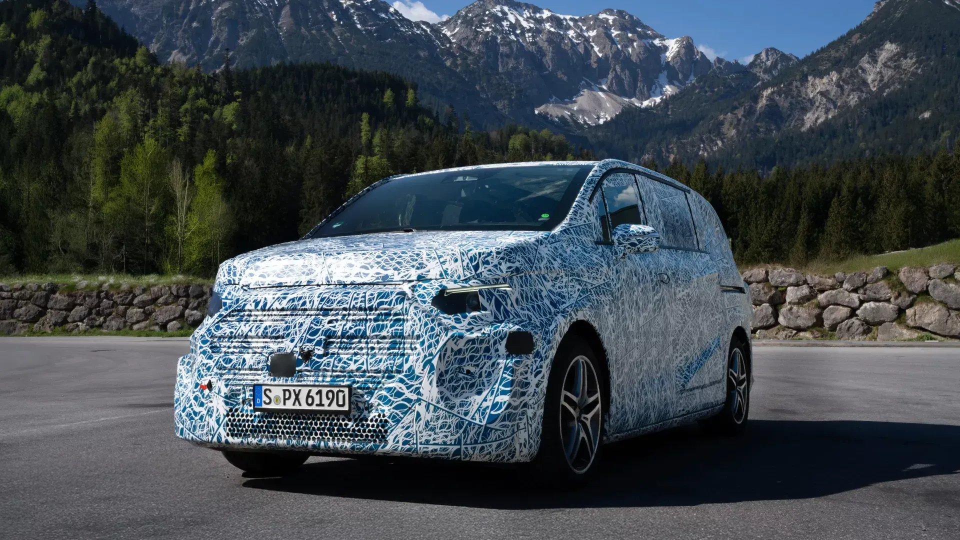 Mercedes-Benz протестировал новый электрофургон VLE с рекордным пробегом