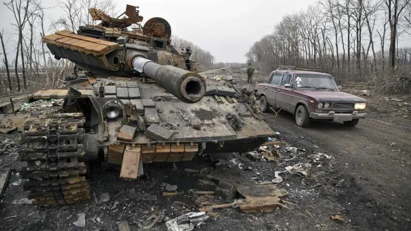 Украинский танкист показал ущерб, нанесенный Т-72АМТ ВСУ снарядами ВС РФ