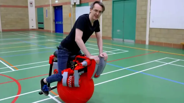 Прототип велосипеда балансирует на одном шаре с тремя моторами