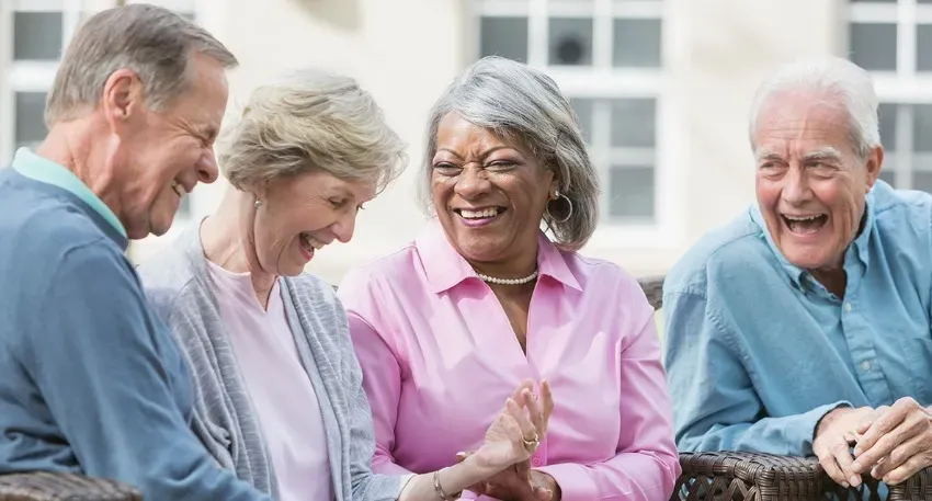 Жизнь с другими людьми и общение в коллективе — ключ к снижению риска развития деменции