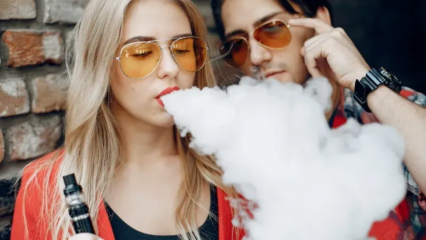 Учёные озвучили последствия одновременного курения вейпов и сигарет подростками