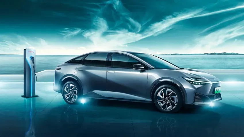 Электрический седан от Toyota и BYD появится на рынке 2025 году