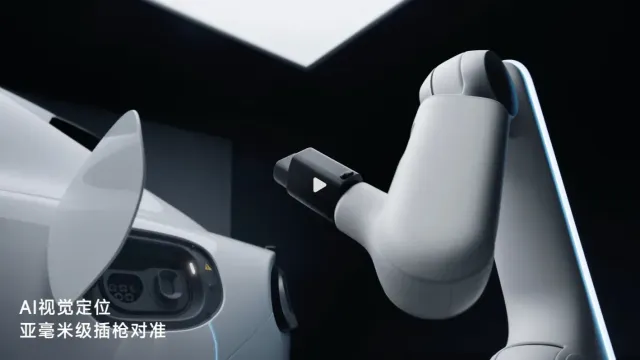 Xiaomi показала робота для автоматической зарядки электромобилей