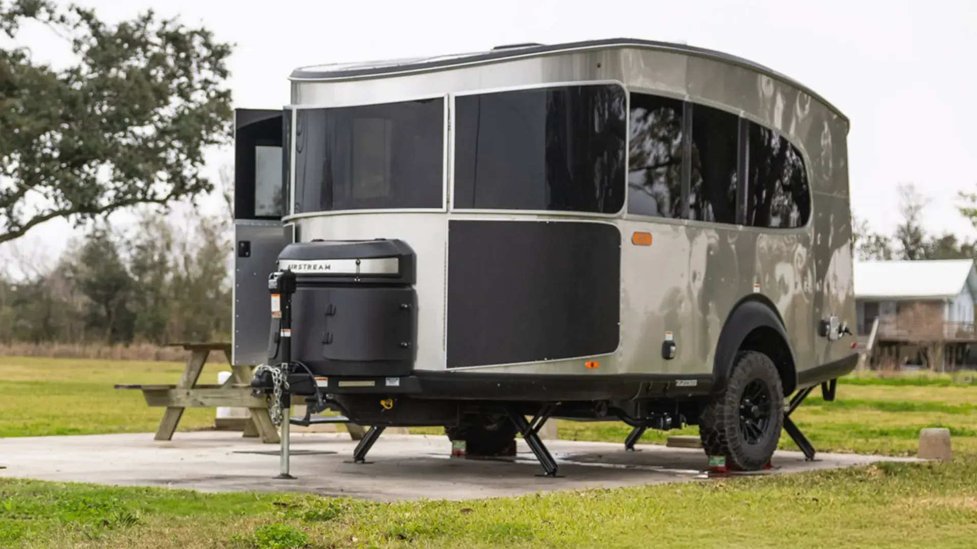 Airstream представила полностью электрифицированный трейлер Basecamp Xe