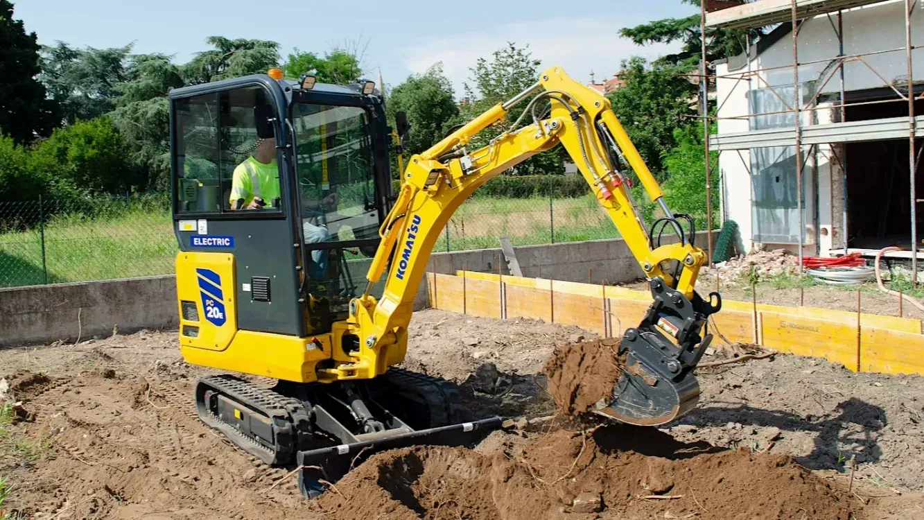 Komatsu представила бесшумный электрический мини-экскаватор