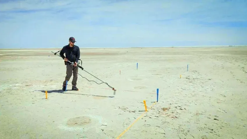 Американские ученые обнаружили древние "призрачные" следы на солончаковом песке в пустыне