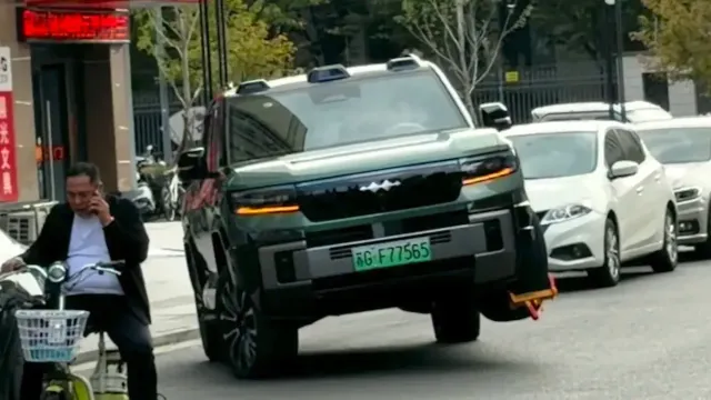 Водитель внедорожника BYD Denza B8 уехал с парковочным блокиратором на колесе Водитель внедорожника BYD Denza B8 уехал с парковочным блокиратором на колесе
