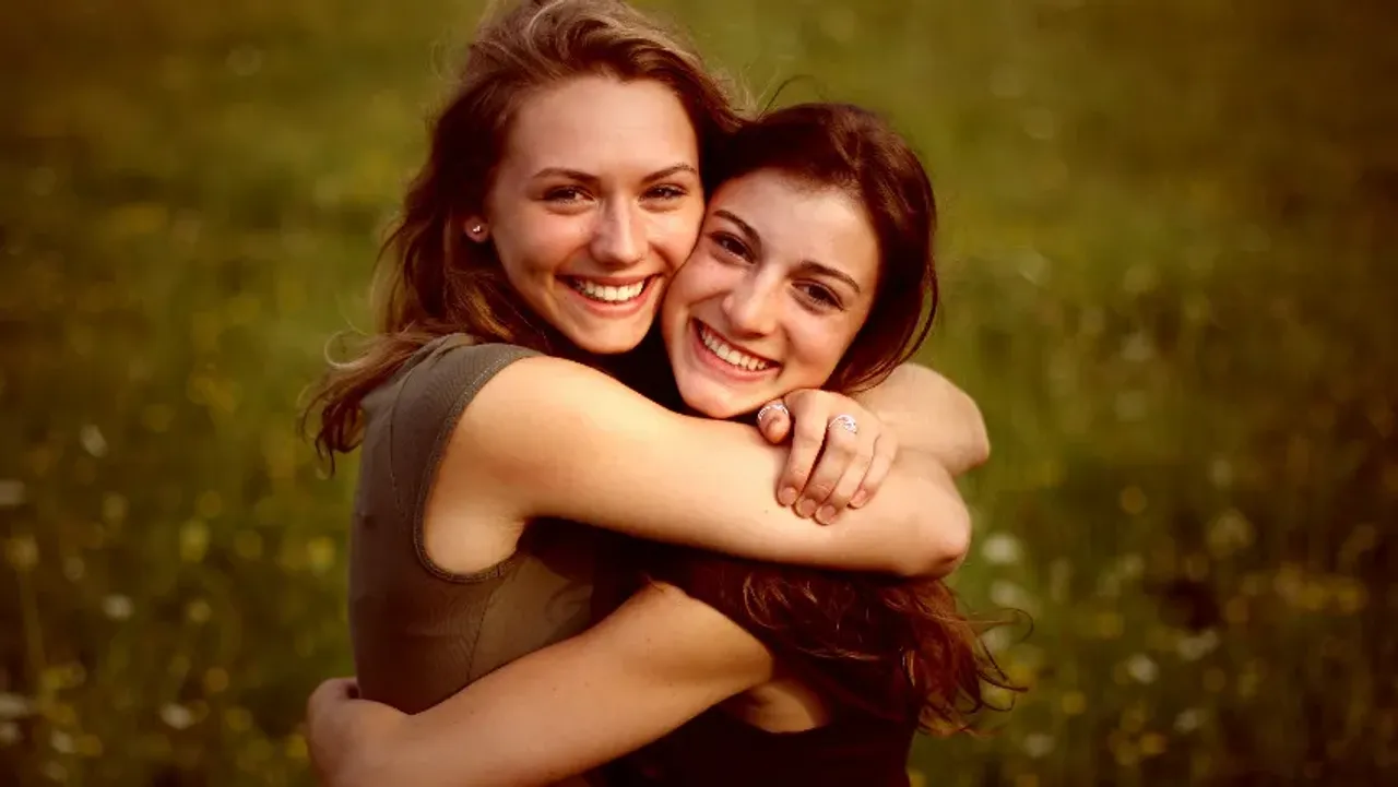 Фото подруг. Я и моя женщина и подруга. Девушка гедонистка. Я и моя женщина и подруга. Подруги в ресторане.