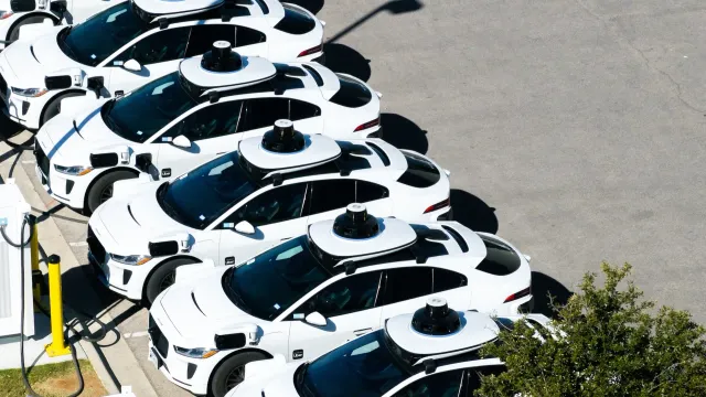 Waymo управляет 2 500 роботакси и готовится к расширению на новые города