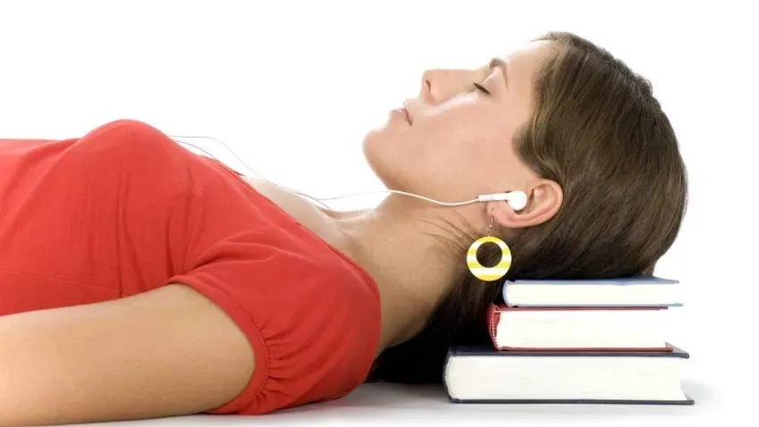 Ученые выяснили, что большинство людей слушают схожие музыкальные треки во время учебы и сна