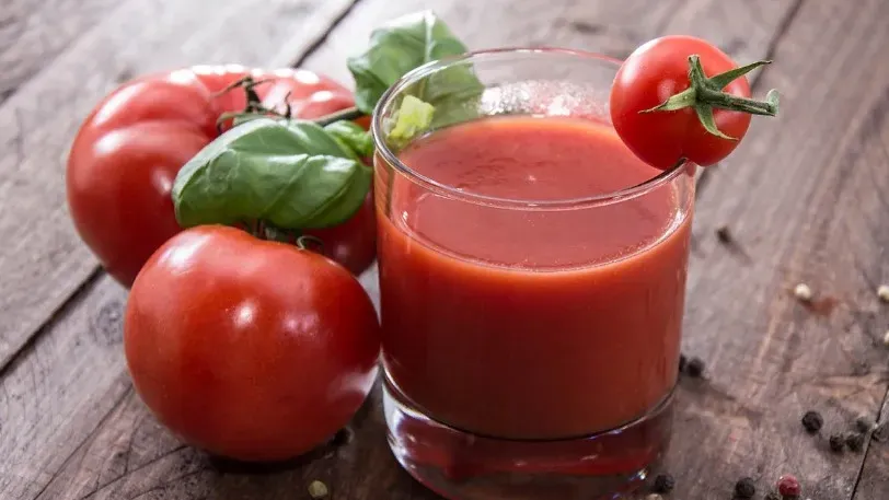 Врач-кардиолог из РФ Богданов посоветовал гражданам России пить в жару томатный сок