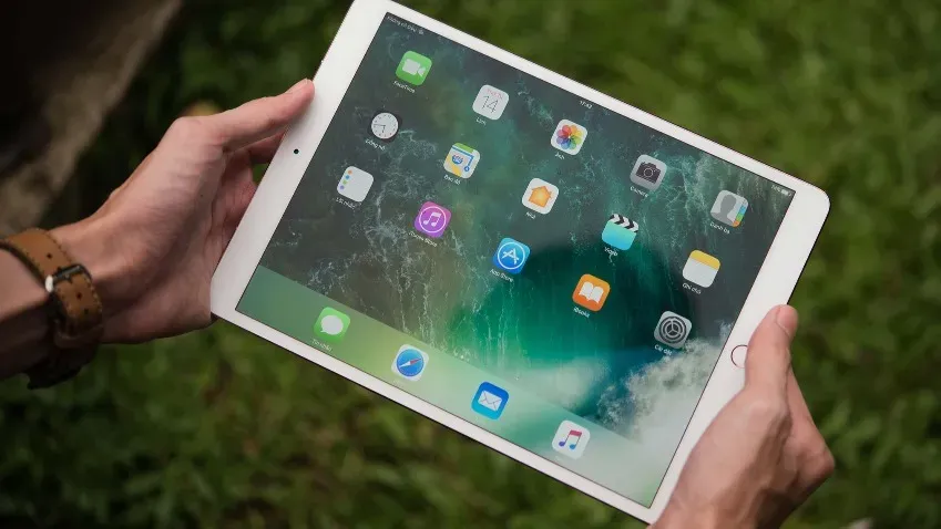 Apple выпустит в 2024 году новый IPad с гибким дисплеем и петлями из углеволокна