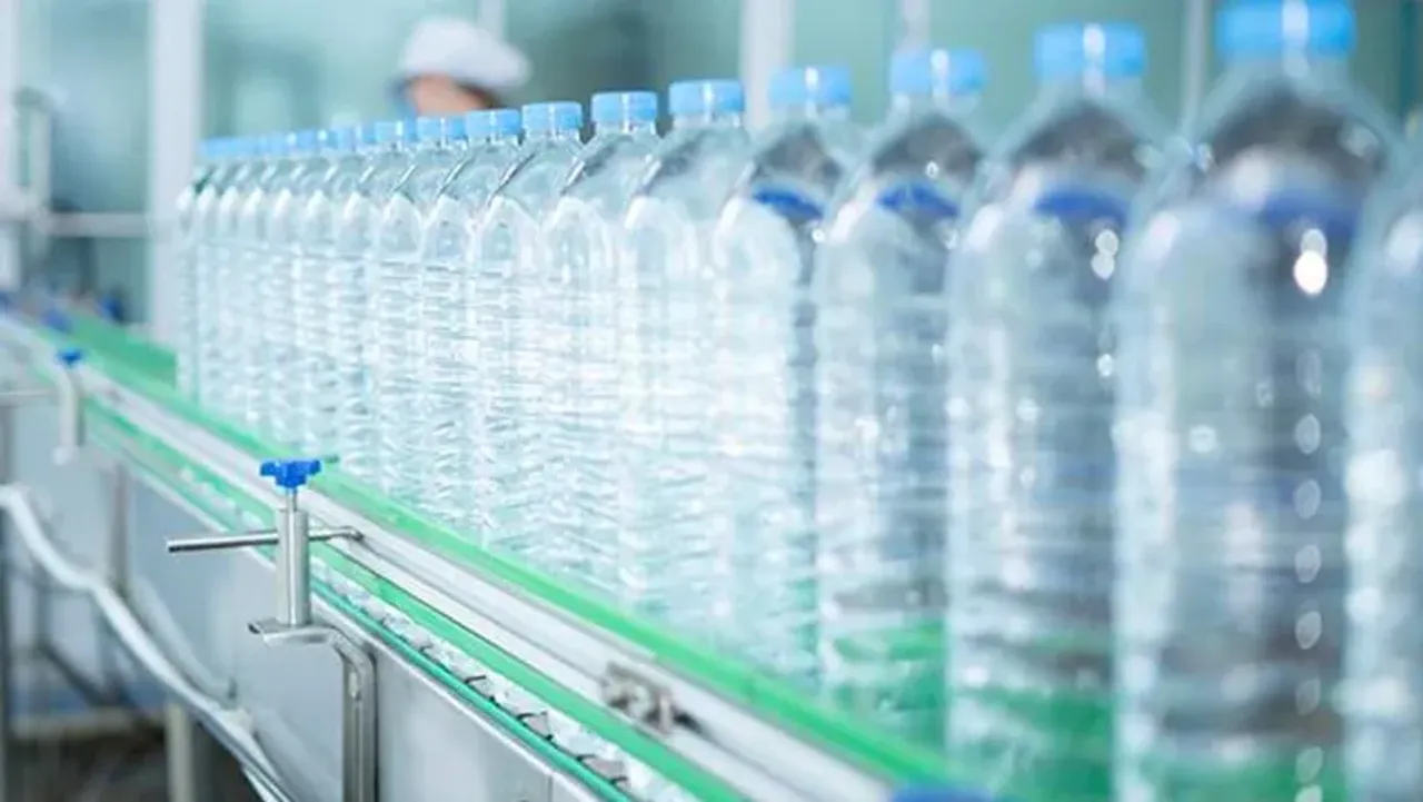 Литровая бутылка воды содержит 240 000 кусочков нанопластика ...