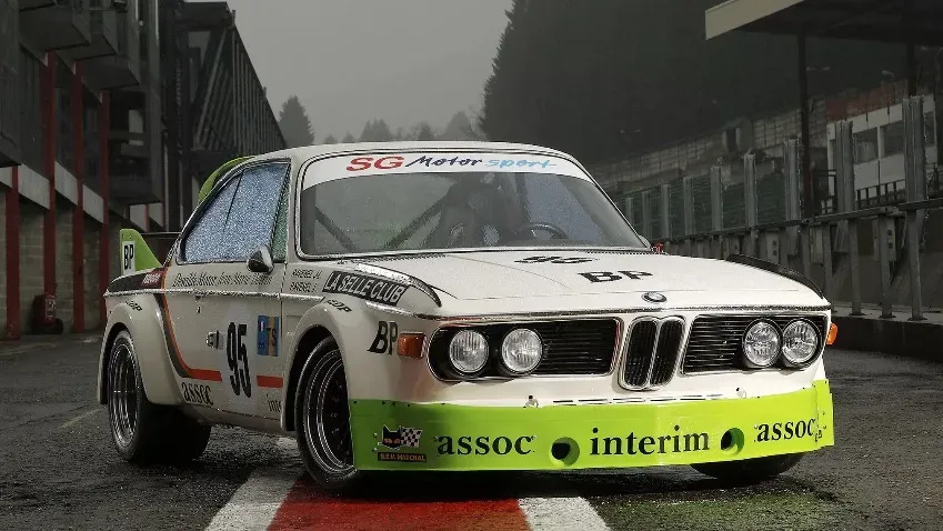 Появилось видео с гоночной BMW 7 серии, который тайно выпускали в ЮАР