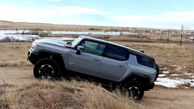 GMC сохраняет характер Hummer в полностью электрической версии