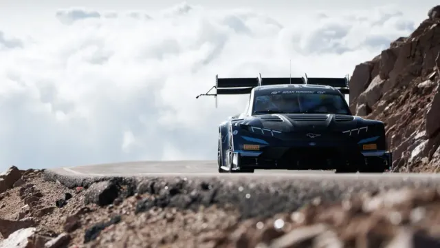 Super Mustang Mach-E вновь выйдет на трассу Пайкс‑Пик в 2026 году