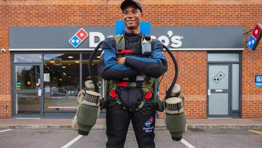 В Великобритании курьер Domino's доставил пиццу по воздуху с помощью реактивного ранца