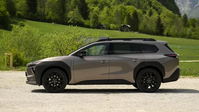Toyota представила электрический кроссовер bZ Woodland для рынка США