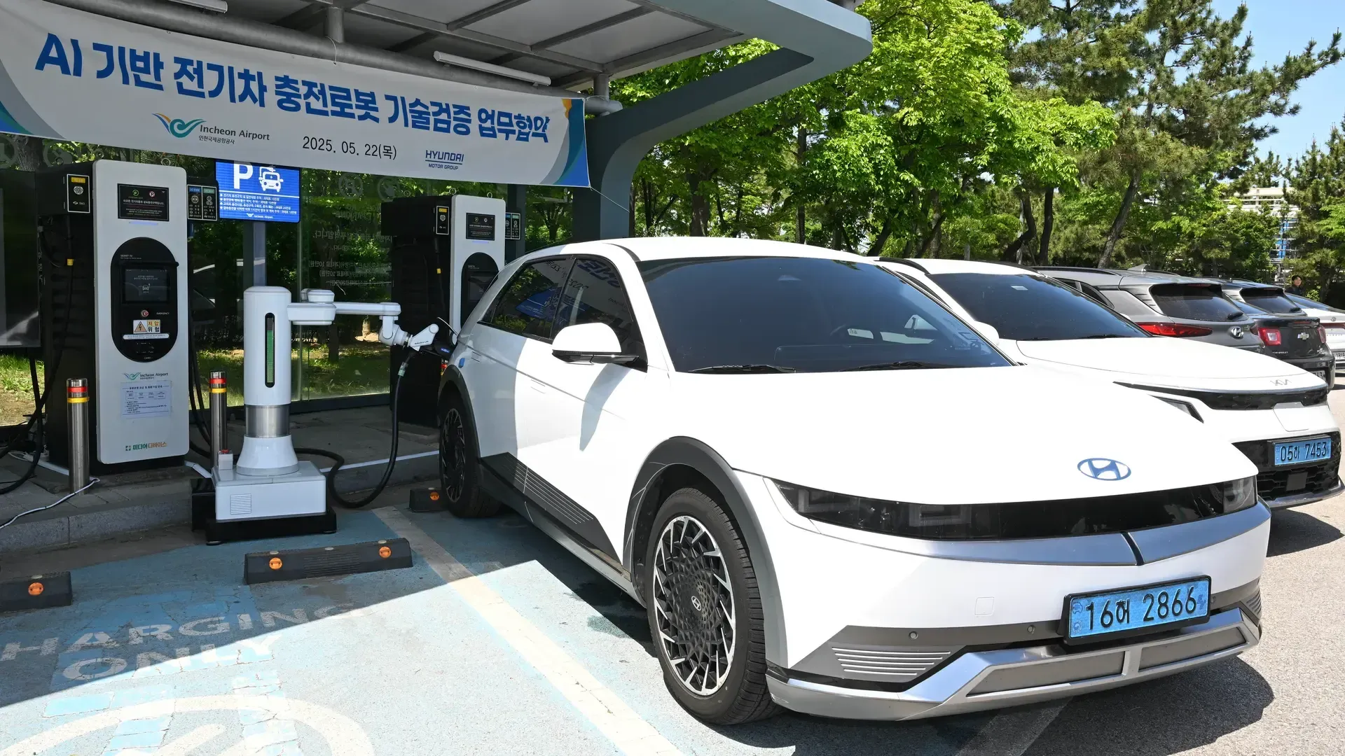 Робот Hyundai самостоятельно заряжает электромобили в аэропорту Инчхон