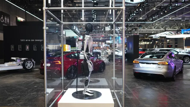 Продажи автомобилей Tesla замедляются на фоне планов по роботам Optimus